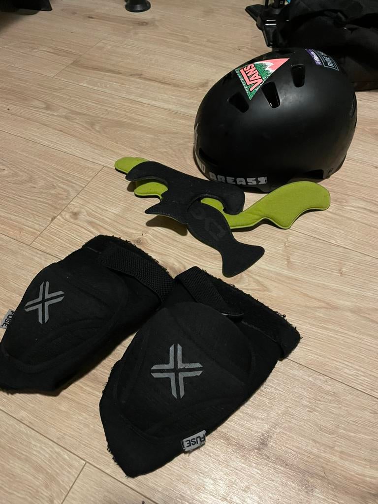 Helm en kniebeschermers, Ophalen of Verzenden