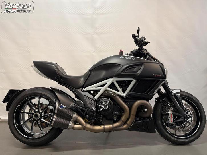 DUCATI DIAVEL CARBON WHITE (bj 2014), Motoren, Motoren | Ducati, Bedrijf, Naked bike, meer dan 35 kW, 2 cilinders, Motorrijbewijs A