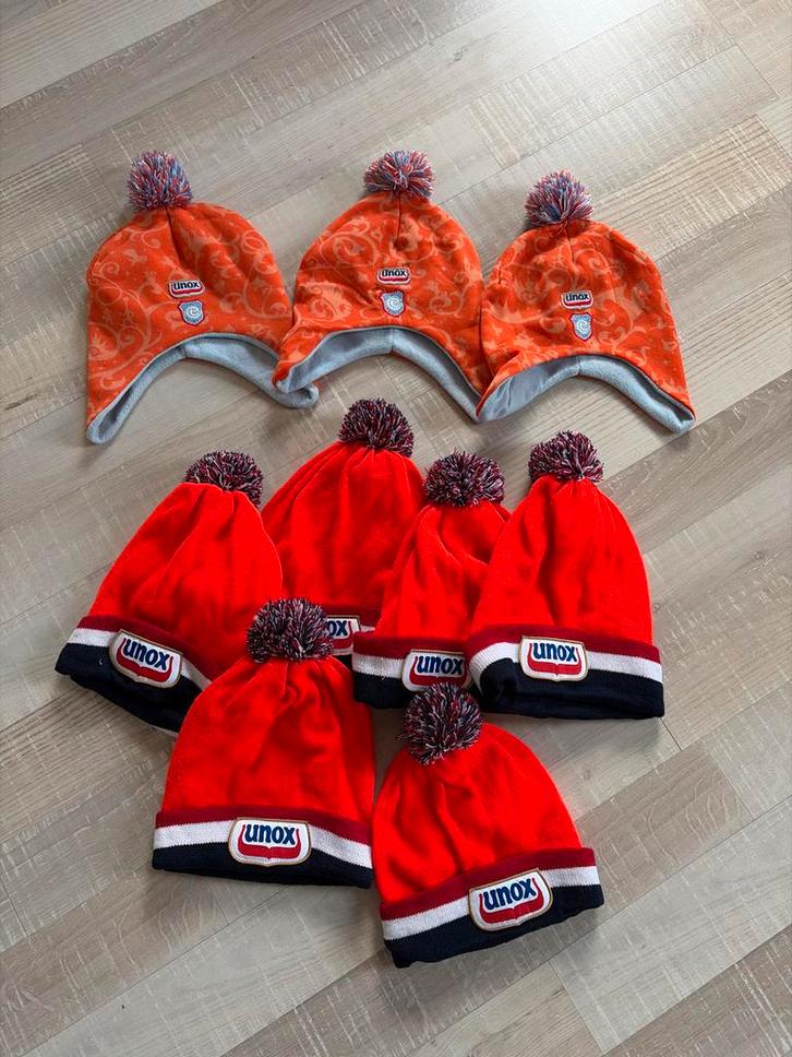 Unox en Efteling mutsen - 9 stuks, Kleding | Dames, Mutsen, Sjaals en Handschoenen, Gedragen, Muts, Ophalen of Verzenden