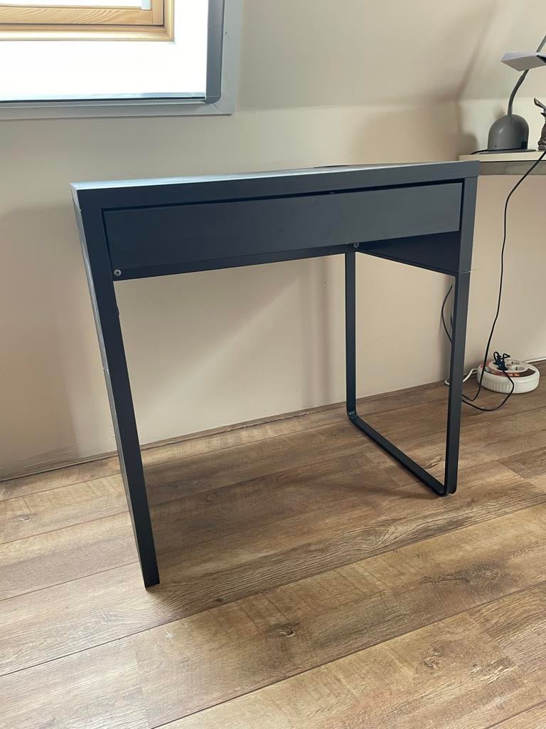 Klein zwart bureau met lade, Huis en Inrichting, Bureaus, Ophalen, Gebruikt, Overige typen, Zwart