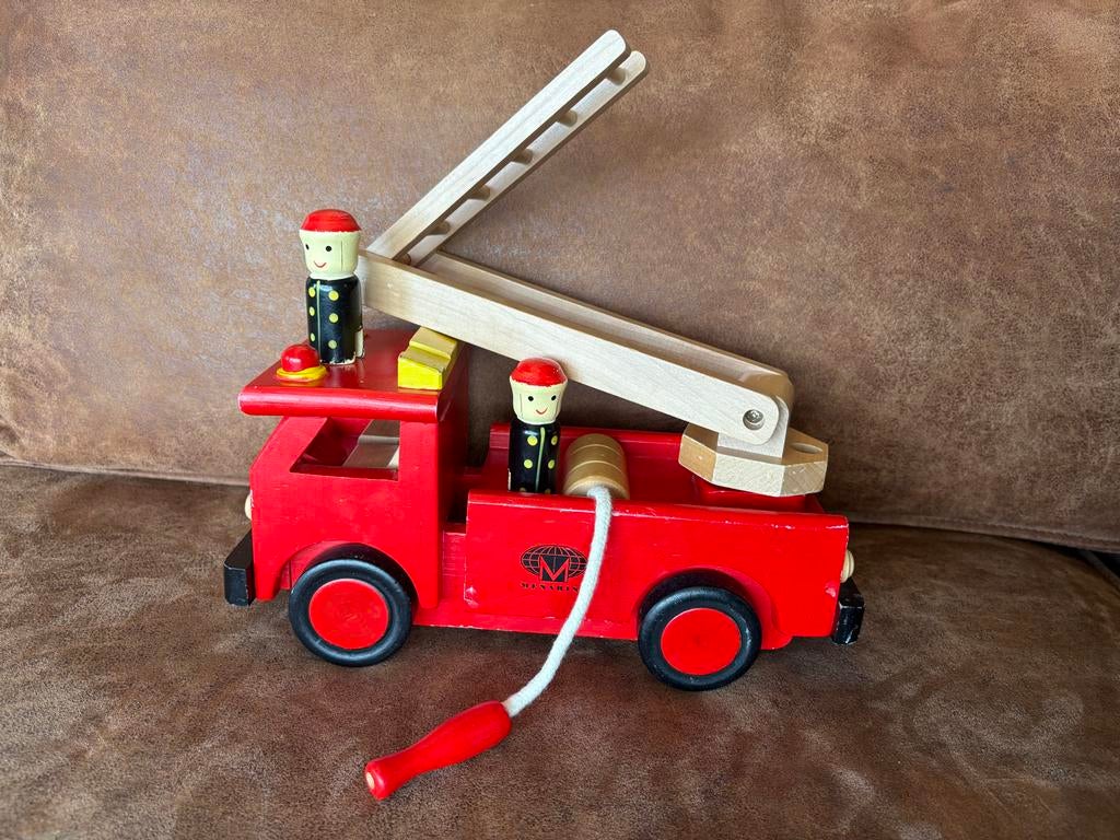 Houten brandweerauto met brandweermannen, Ophalen of Verzenden, Gebruikt, Overige typen