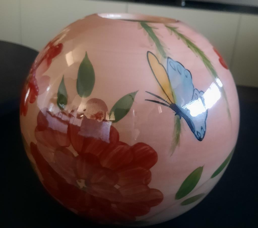 Roze bolvormige vaas met bloemen en vlinder, Huis en Inrichting, Woonaccessoires | Vazen, Overige kleuren, Aardewerk of Porselein