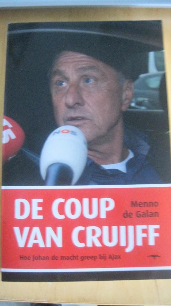 Coup van Cruijff bij Ajax, Verzamelen, Sportartikelen en Voetbal, Zo goed als nieuw, Boek of Tijdschrift, Ajax, Verzenden