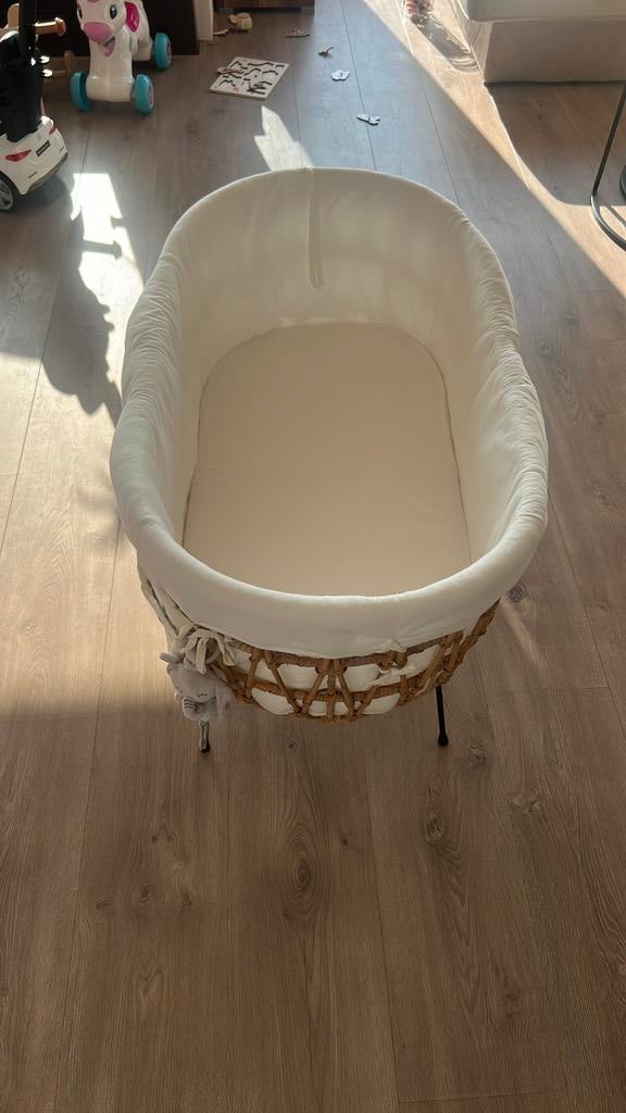 Zo goed als nieuw wiegje van rotan met (extra) matras, Kinderen en Baby's, Babywiegjes en Ledikanten, Ophalen, Zo goed als nieuw