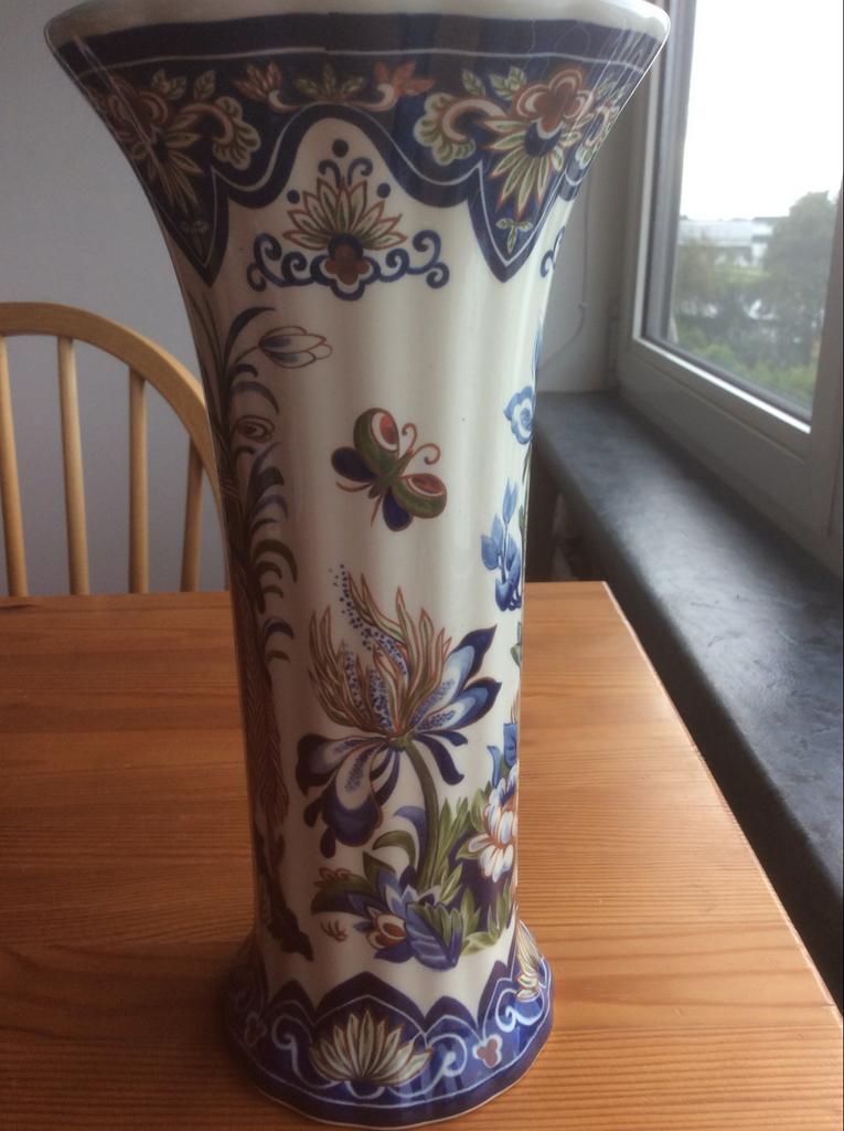 Antieke Boch België vaas met handgeschilderde vogels, Huis en Inrichting, Overige kleuren, Aardewerk of Porselein, Ophalen of Verzenden