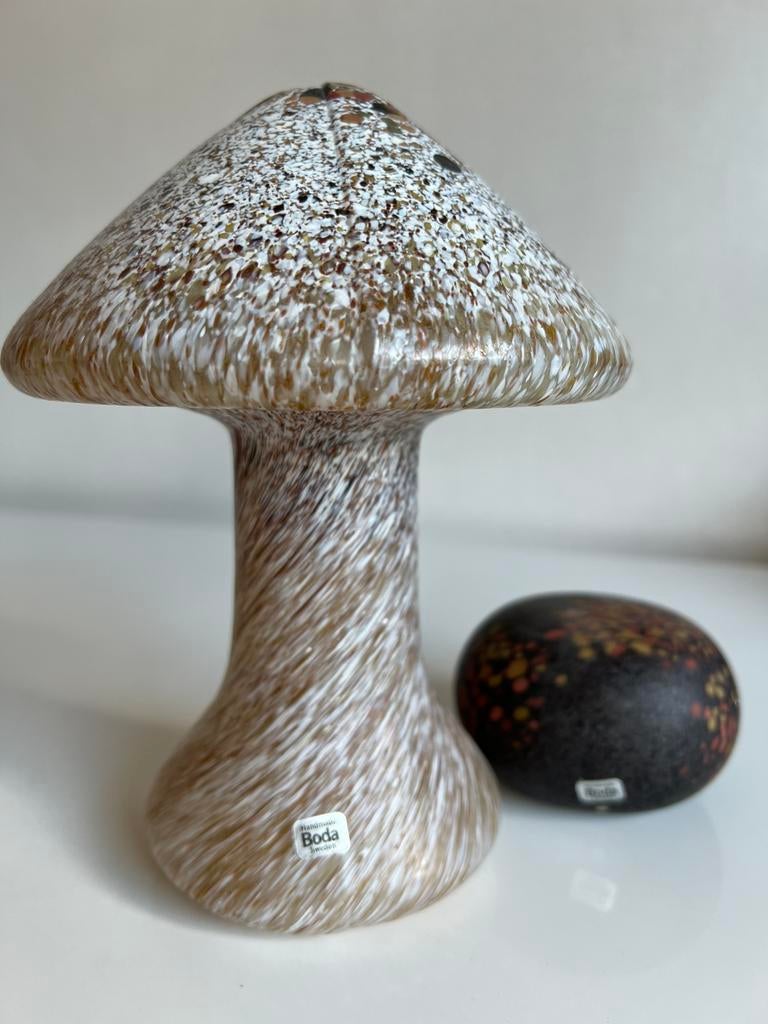 Kosta Boda Mushroom Monica Backström Bruin Spikkel H20 cm, Antiek en Kunst, Ophalen of Verzenden