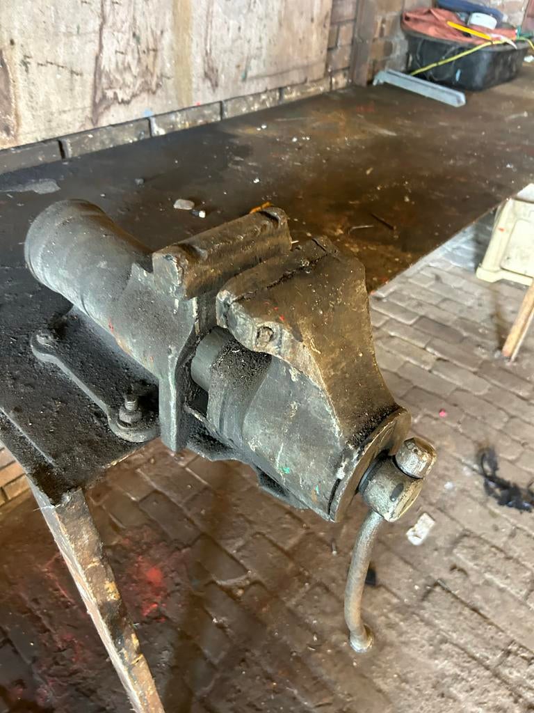 Oude bankschroef, Doe-het-zelf en Verbouw, Gereedschap | Handgereedschap, Ophalen of Verzenden, Gebruikt