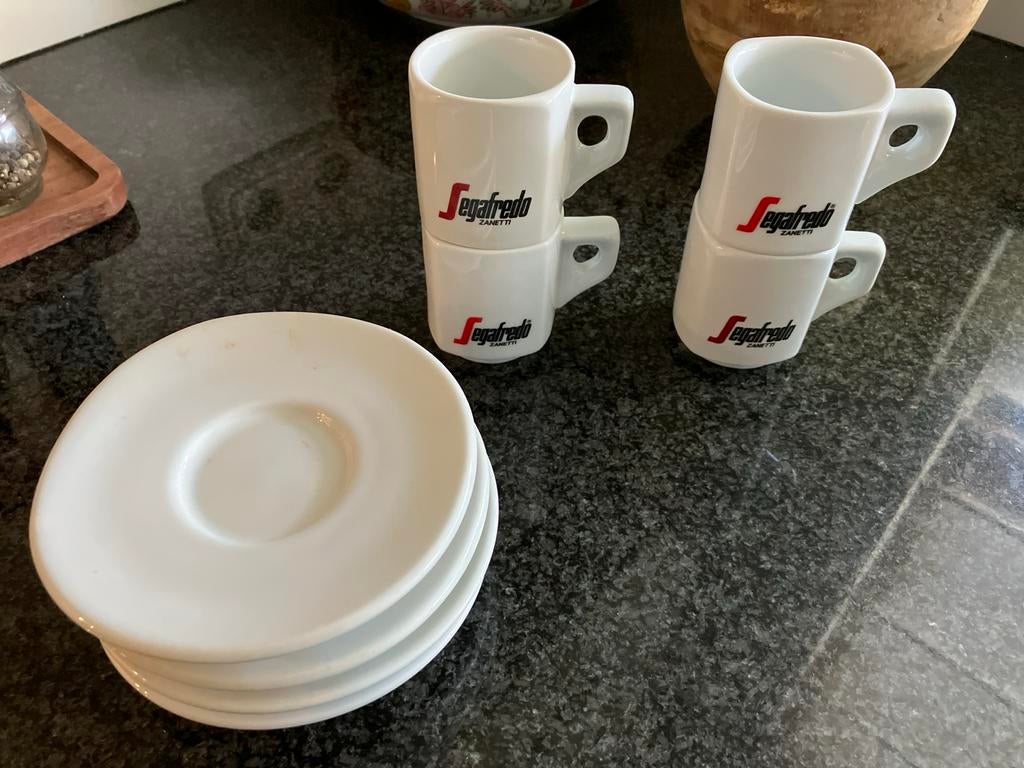 4 Segafredo espresso kopjes met schotels - Goede staat, Huis en Inrichting, Keuken | Servies, Ophalen, Gebruikt, Overige stijlen
