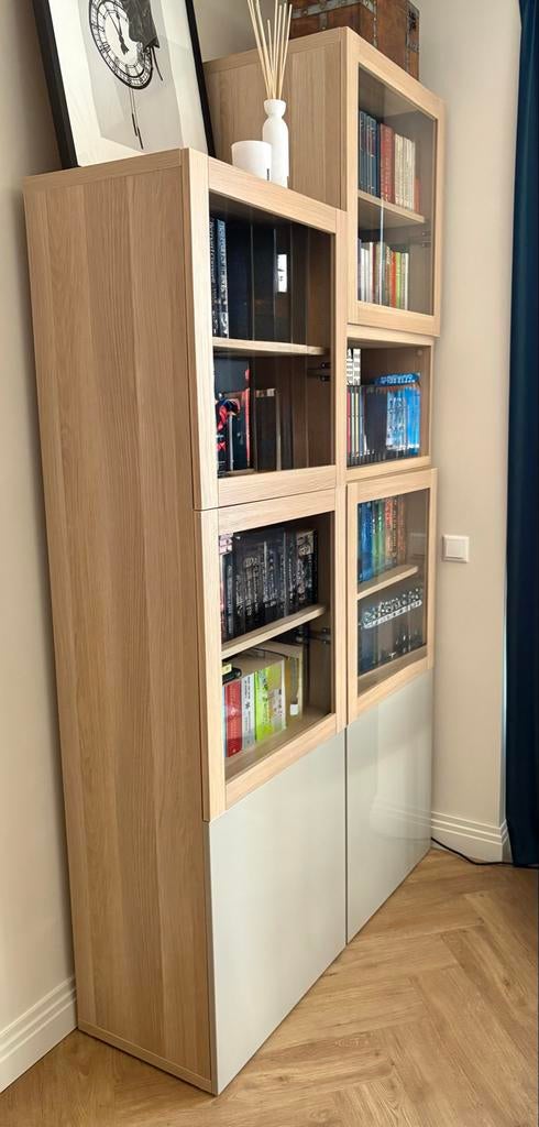 IKEA BESTÅ kast / vitrinekast – eikenlook met glasdeuren, Ophalen, 100 tot 150 cm, Scandinavisch, Zo goed als nieuw