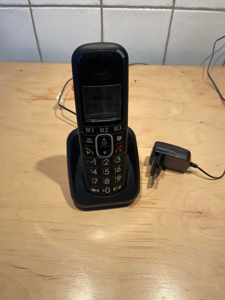Amplicomms vaste telefoon met lader, Telecommunicatie, Vaste telefoons | Handsets en Draadloos, Ophalen of Verzenden, Gebruikt