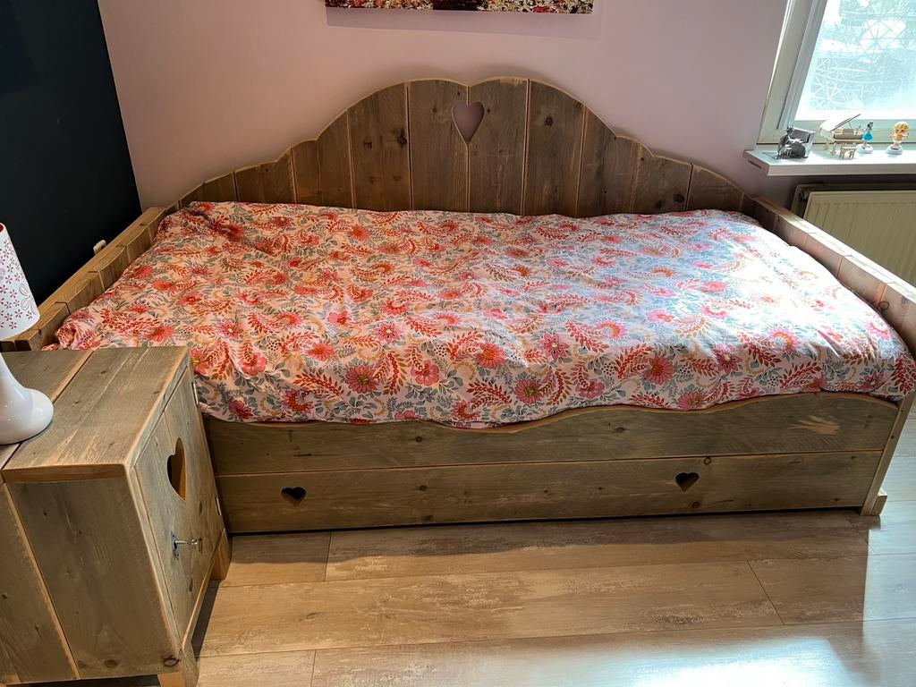 Steigerhouten bed met nachtkastje, Kinderen en Baby's, Kinderkamer | Bedden, Ophalen, 85 tot 100 cm, Zo goed als nieuw, Lattenbodem