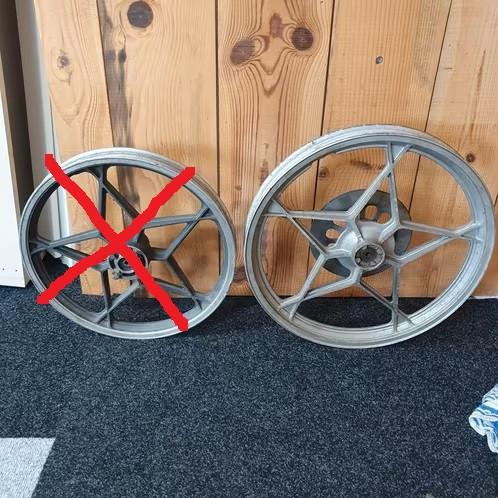 Suzuki brommer voorwiel voorvelg 19 inch bromfiets, Fietsen en Brommers, Brommeronderdelen | Algemeen, Ophalen of Verzenden, Gebruikt