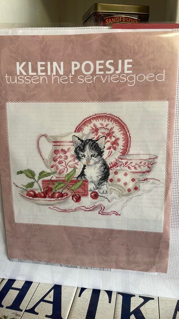 Borduurpaklet poesje tussen serviesgoed, Ophalen of Verzenden, Nieuw, Borduurpakket