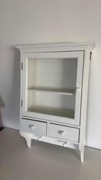 Vintage wit wandkastje met glazen deur en lades, Ophalen, Gebruikt, Minder dan 150 cm, Minder dan 25 cm