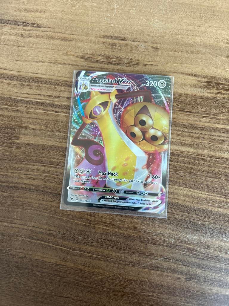 Pokémon kaart Aegislash VMAX 127/185, Hobby en Vrije tijd, Verzamelkaartspellen | Pokémon, Ophalen of Verzenden, Gebruikt, Losse kaart