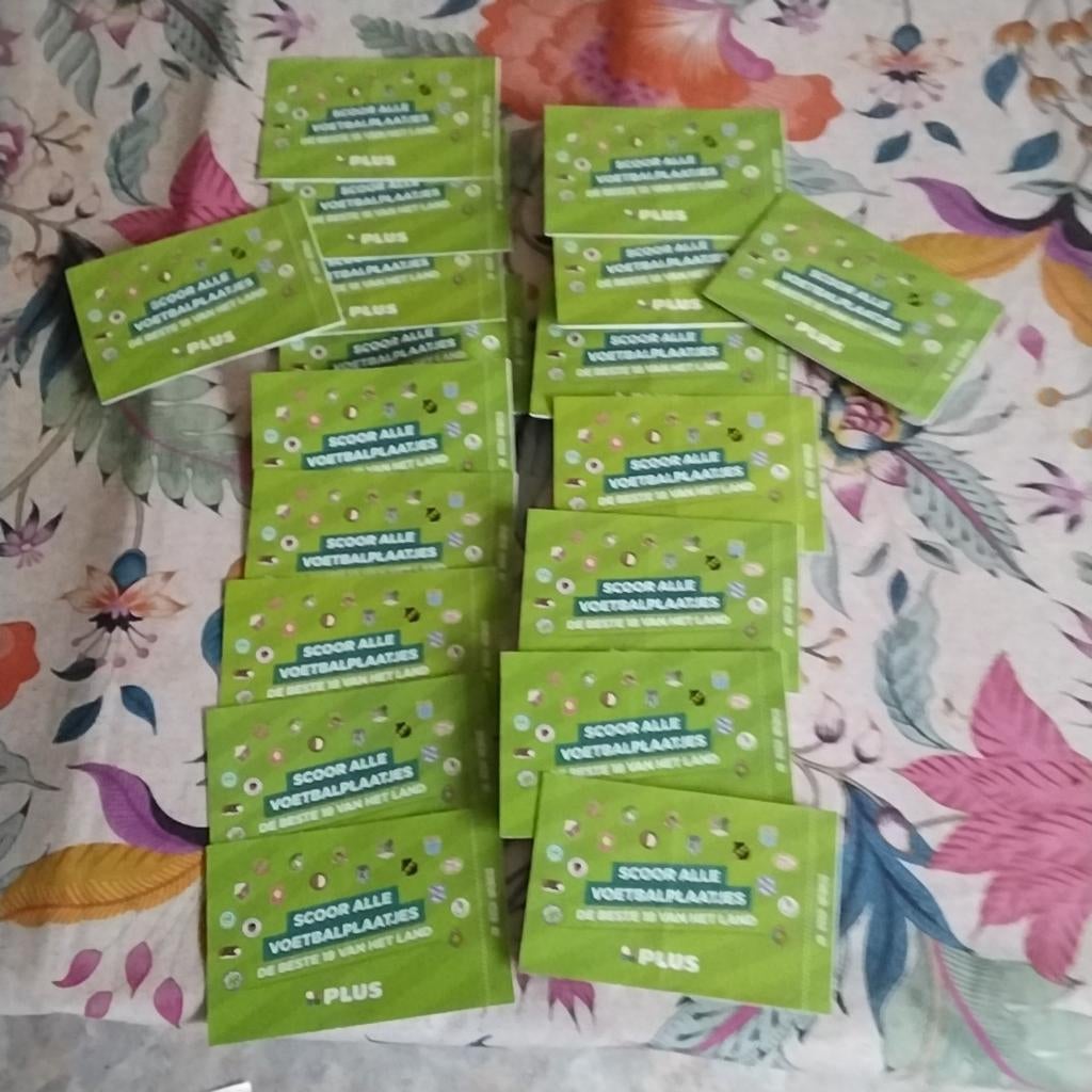 18 pakjes voetbalplaatjes Plus, Verzamelen, Plus, Ophalen of Verzenden