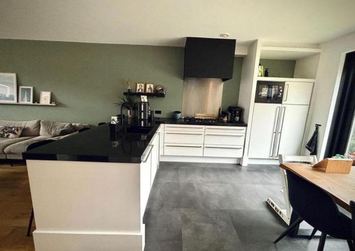 STIJLVOLLE WITTE KEUKEN MET KASTENWAND, Huis en Inrichting, Keuken | Complete keukens, Zo goed als nieuw, Hoekkeuken, Wit, Graniet of Steen