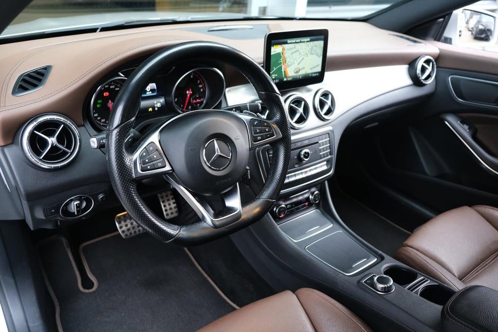 Mercedes-Benz CLA 200 AMG AUT Pano Xenon Leder Cam, Auto's, Mercedes-Benz, Gebruikt, Euro 6, 715 kg, 19 km/l