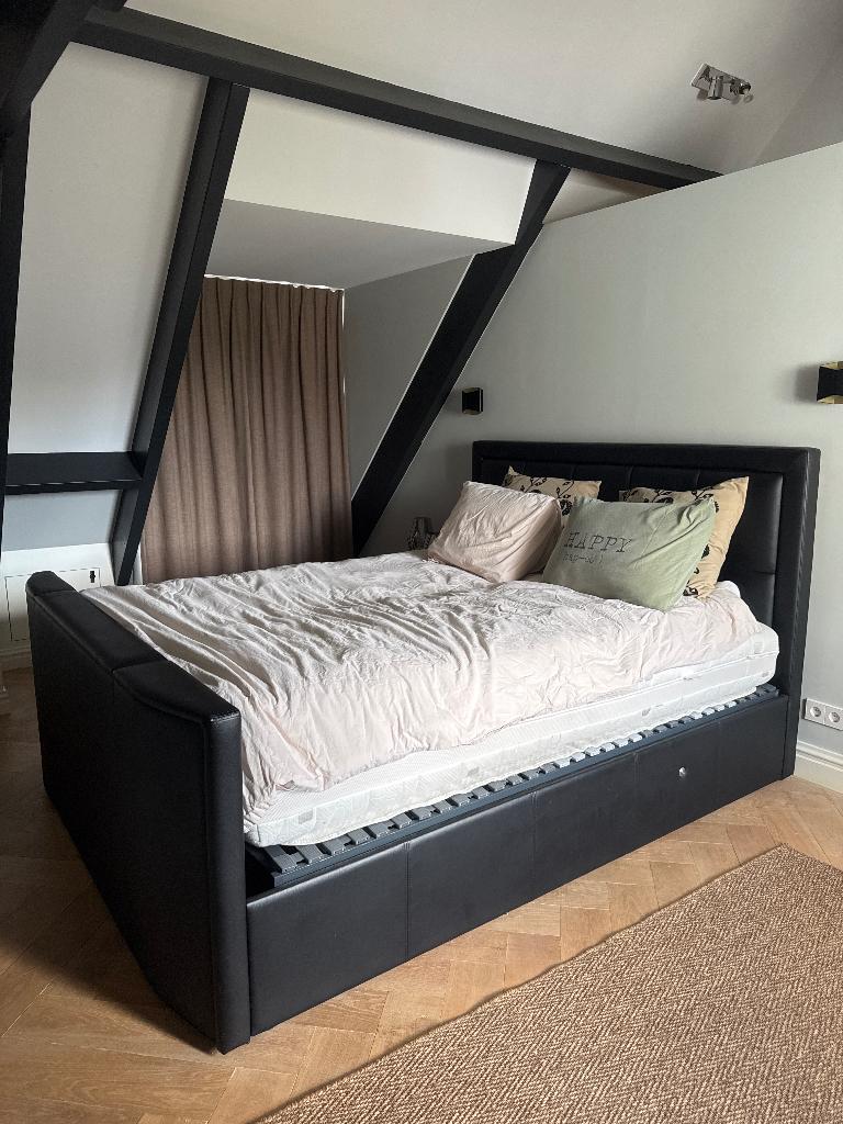 Tweepersoonsbed met inbouw TV, Ophalen, Overige materialen, Gebruikt, Luxe