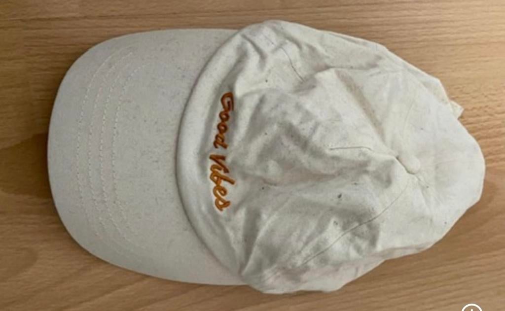 Crèmekleurige pet met 'Good Vibes' borduursel, Ophalen of Verzenden, Zo goed als nieuw