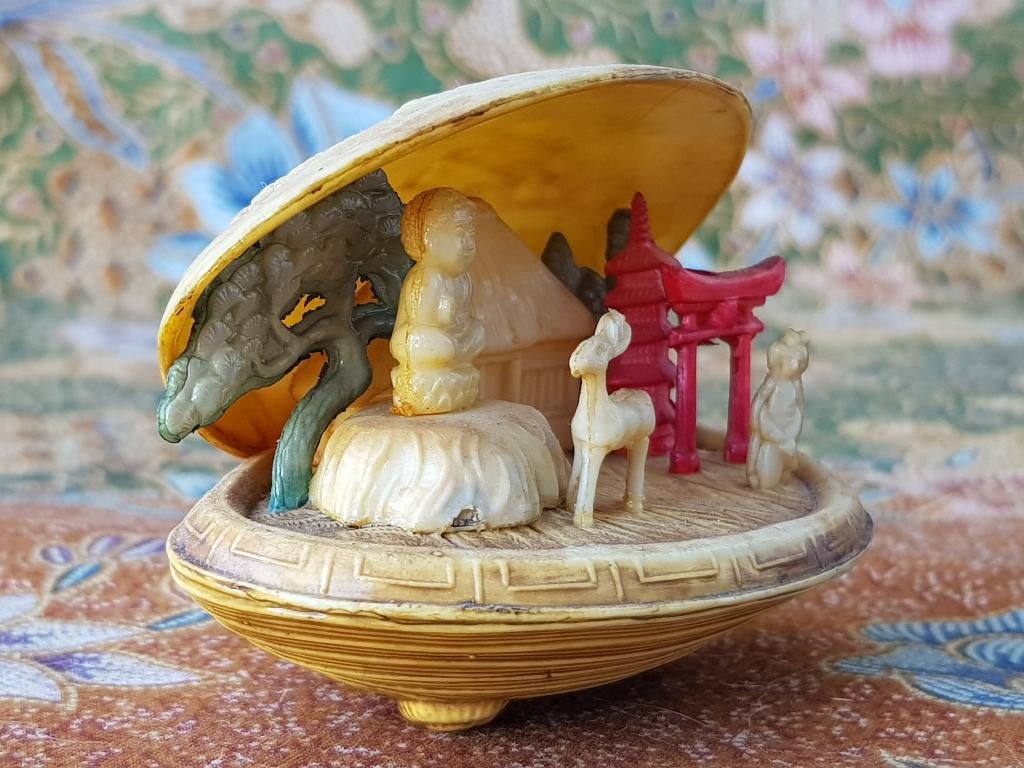 Mooi oud diorama uit Japan van celluloid in een schelp., Ophalen of Verzenden
