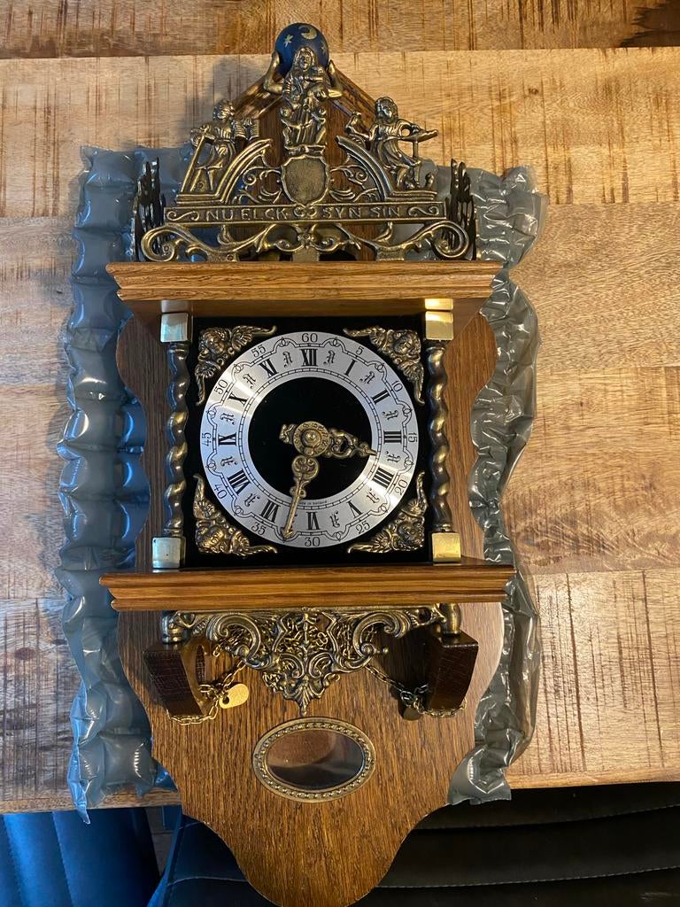 Antieke wandklok met gewichten, Ophalen