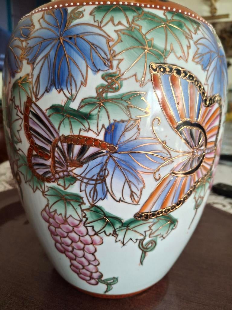 Prachtige Chinese vaas met vlinders en druiven - 28 cm hoog, Antiek en Kunst, Antiek | Vazen, Ophalen of Verzenden