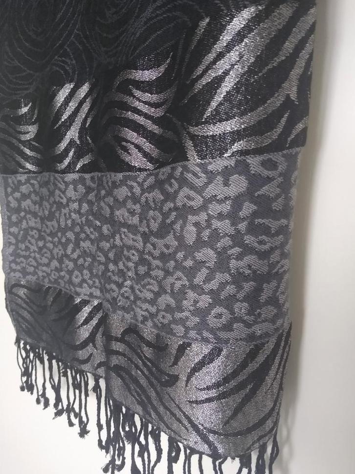 Zwart zilver sjaal uit India, mooie patronen., Kleding | Dames, Mutsen, Sjaals en Handschoenen, Zo goed als nieuw, Sjaal, Ophalen of Verzenden