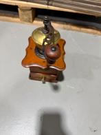 Houten koffiemolen met metalen details, Antiek en Kunst, Antiek | Keukenbenodigdheden, Ophalen of Verzenden