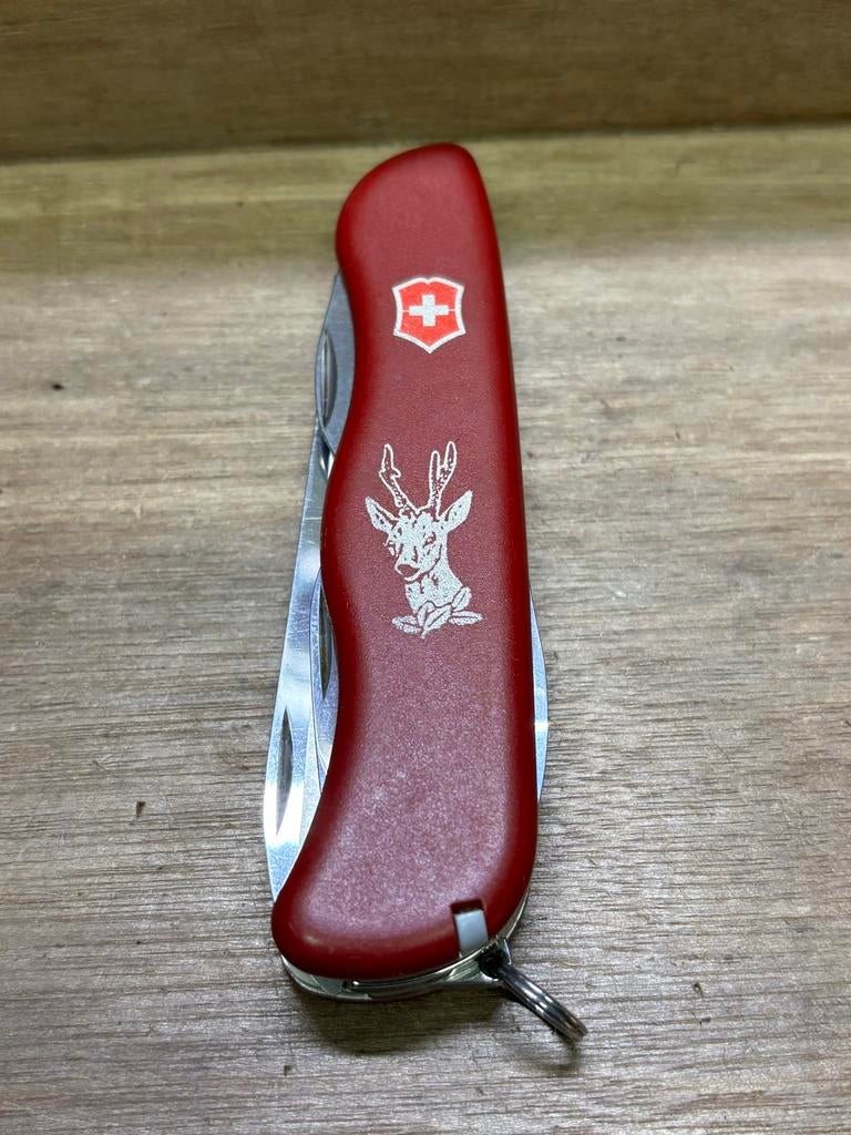 Victorinox Hunter Zwitsers Zakmes - Rood met Hert, Ophalen of Verzenden, Gebruikt