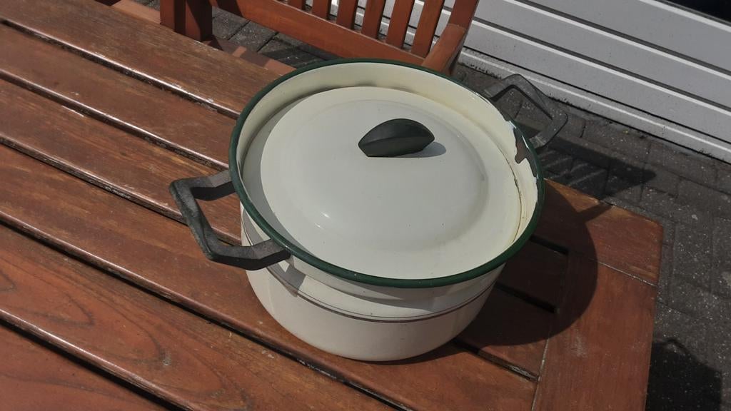 Oude geëmailleerde pan met deksel, Ophalen of Verzenden