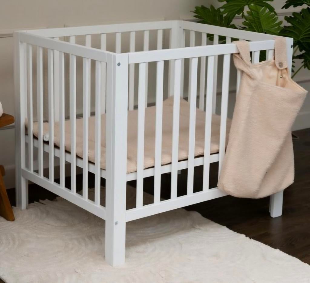 Witte vierkante box - met matras en wieltjes, Kinderen en Baby's, Boxen, Ophalen, Zo goed als nieuw, Vierkant, Wieltjes