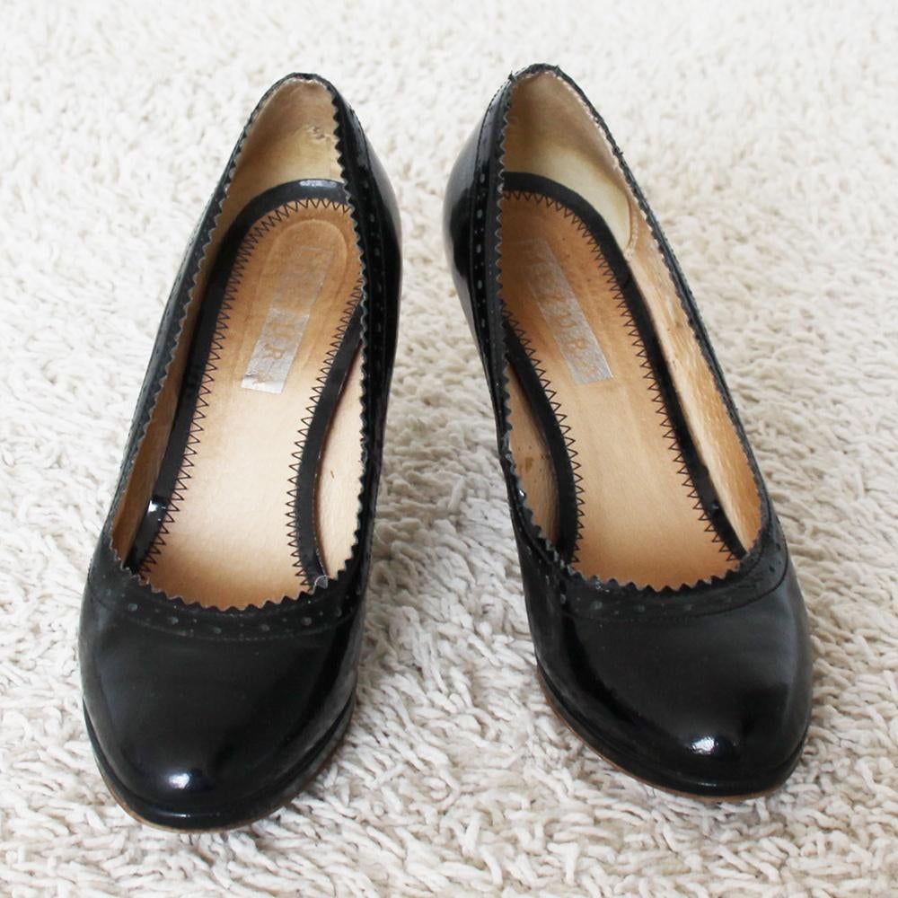Mooie Lak Leren Mezura Pumps (Maat 36) s16 € 25,-, Kleding | Dames, Schoenen, Pumps, Zwart, Ophalen of Verzenden, Zo goed als nieuw