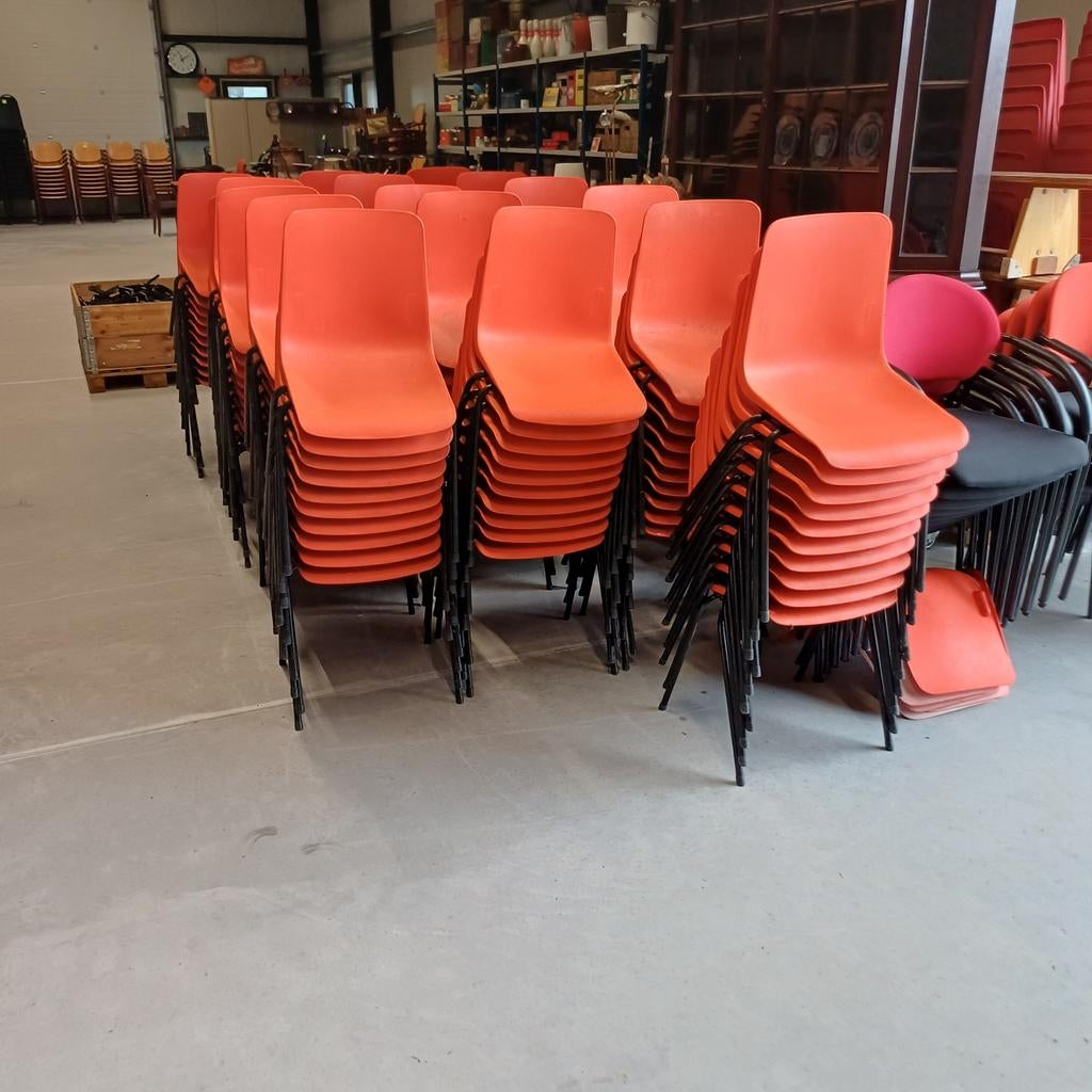 Partij 160 x stoelen oranje / koningsdag/ WK stapelstoelen, Ophalen, Gebruikt, Bruin, Vijf, Zes of meer stoelen