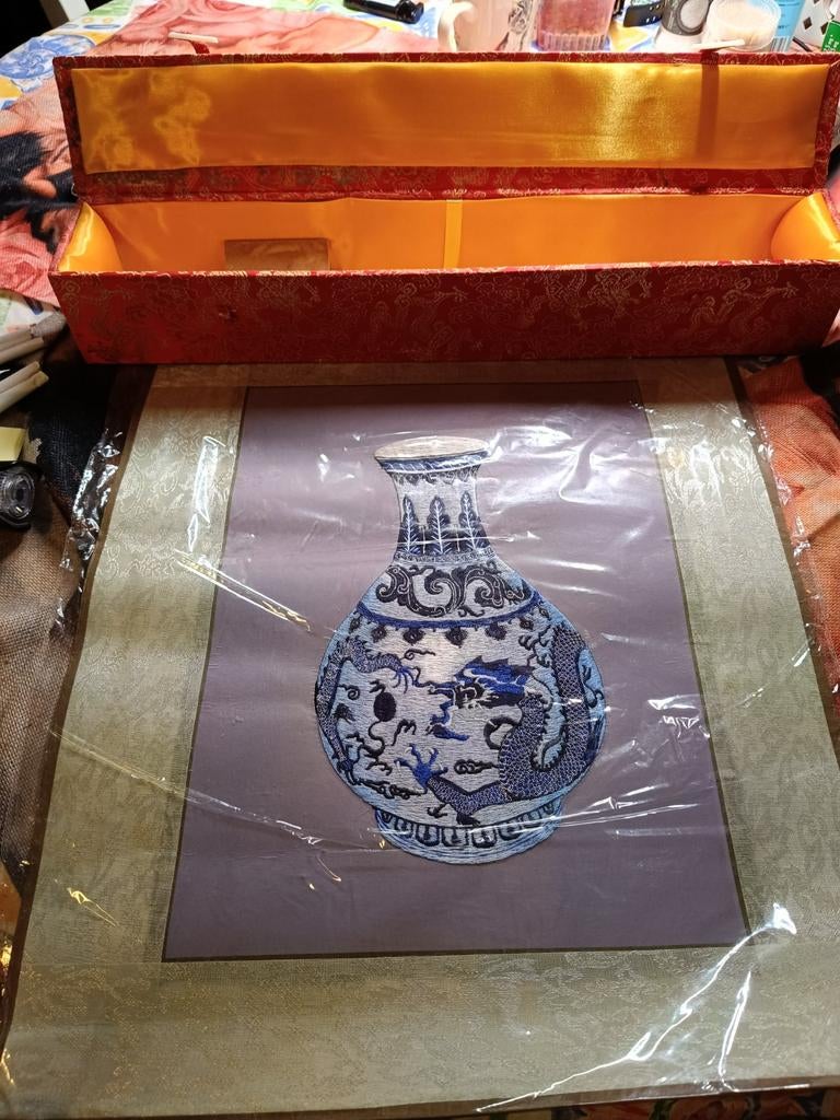 Chinees zijden borduurwerk: Blauw-wit vaas met draken, Antiek en Kunst, Kunst | Niet-Westerse kunst, Ophalen of Verzenden