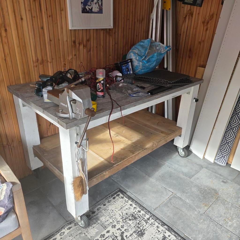 Solide werktafel met grote bankschroef en lamp /vergrootglas, Ophalen, Gebruikt, Bankschroef