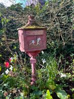 Rustieke gietijzeren brievenbus op solide poot - 1,25m, Ophalen, Gebruikt, IJzer, Staande brievenbus