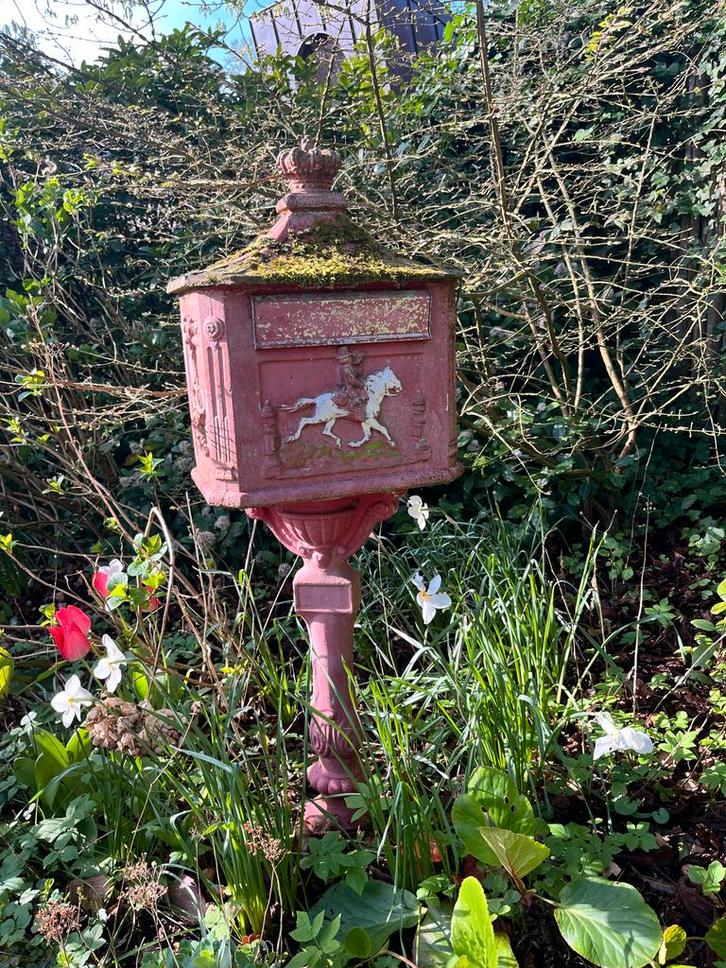 Rustieke gietijzeren brievenbus op solide poot - 1,25m, Tuin en Terras, Brievenbussen, Gebruikt, Staande brievenbus, IJzer, Ophalen
