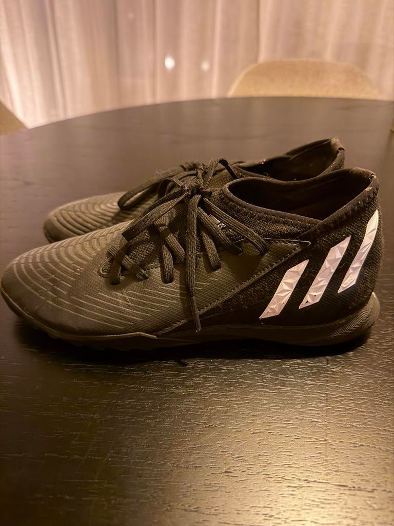 Adidas kunstgras voetbalschoenen zwart mt 38 2/3, Sport en Fitness, Maat XS of kleiner, Schoenen, Ophalen of Verzenden, Zo goed als nieuw