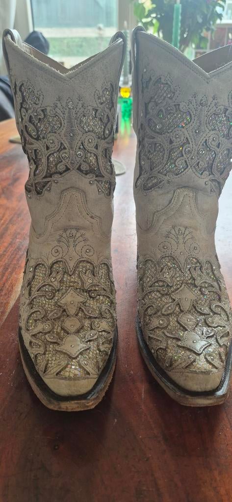 Corral laarzen. Off white!! Met steentjes., Kleding | Dames, Ophalen of Verzenden, Zo goed als nieuw, Lage of Enkellaarzen