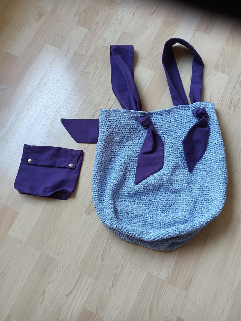 Gehaakte strandtas met paarse accenten en bijpassend zakje, Ophalen of Verzenden, Zo goed als nieuw, Blauw, Handtas