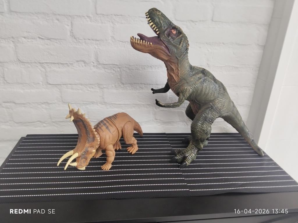 Dinosauriërs T-Rex en Triceratops. Met merktekens Jurassic ?, Antiek en Kunst, Ophalen of Verzenden