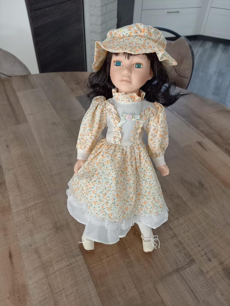 Vintage Porseleinen Pop met Bloemenjurk en Hoedje, Ophalen of Verzenden, Zo goed als nieuw, Pop