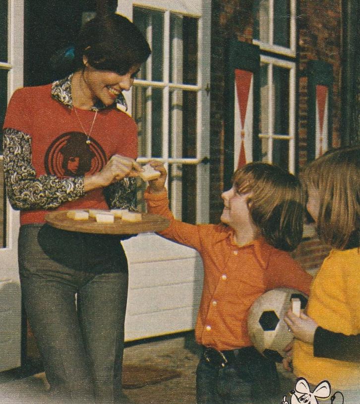 Retro reclame 1975 Frico kaas zuivel jongetjes & moeder, Verzamelen, Retro, Overige typen, Verzenden