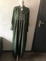 Maat M - lange jurk met SIERKNOPEN- ARMY GROEN, Maat 38/40 (M), Ophalen of Verzenden, Zo goed als nieuw, Onder de knie