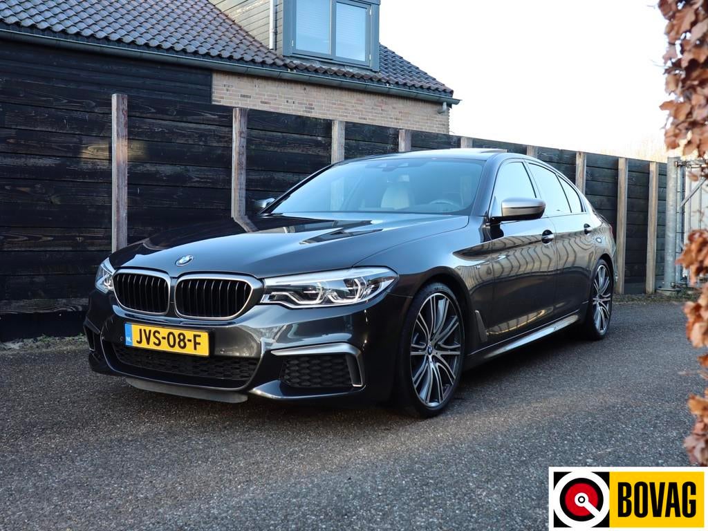 BMW 5 Serie M550i xDrive High Executive dealer O.H., BTW-aut, Auto's, BMW, Automaat, Lichtsensor, Gebruikt, 2000 kg