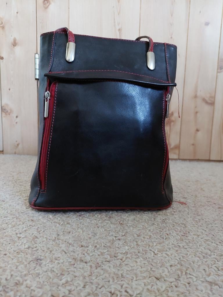 Dames zwarte leren rugtas met rode accenten, Sieraden, Tassen en Uiterlijk, Tassen | Damestassen, Gebruikt, Overige typen, Zwart