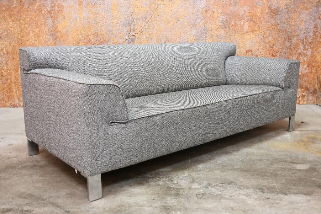 ZGANieuw! grijze stoffen Leolux Pode Edit designbank, Huis en Inrichting, Banken | Bankstellen, Leolux, Leolux, Driepersoons, 75 tot 100 cm