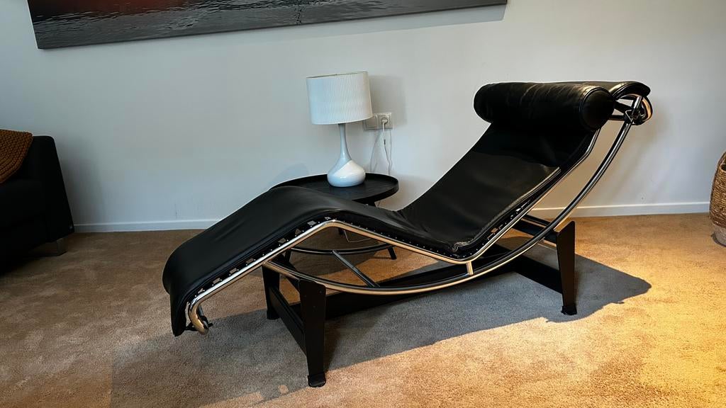 relax fauteuil LC4 van Le Corbusier, Ophalen, Leer, Zo goed als nieuw, 150 cm of meer