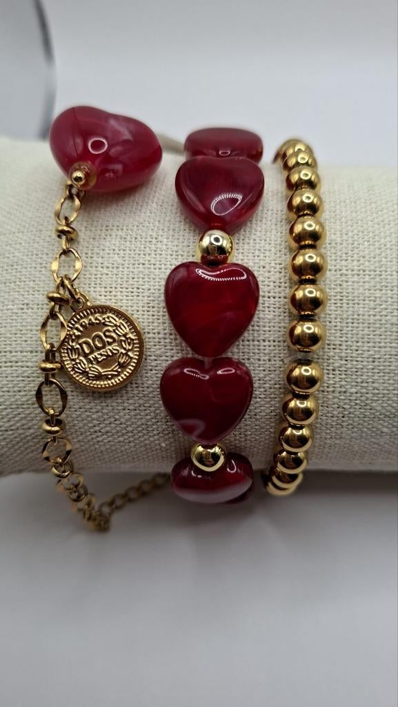 Moederdagsetje: Armbanden met rode hartjes en goudkleur, Overige materialen, Nieuw, Ophalen of Verzenden, Met bedels of kralen